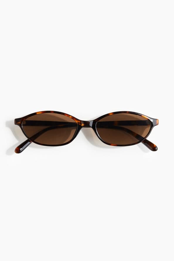Brown Tortoiseshell-Pattern Oval Sunglasses With Dark Tinted Lenses
